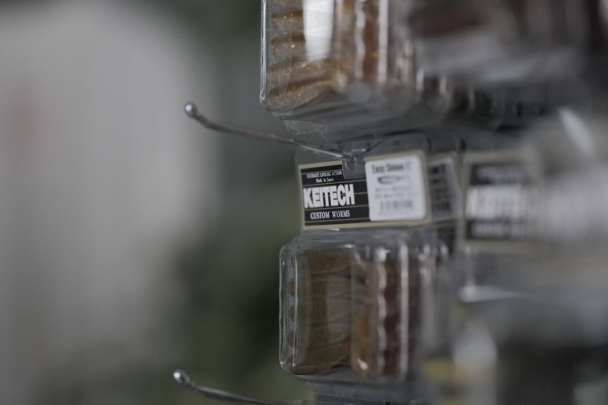 Eine Auswahl an Keitech JDM Gummifischen wie dem Easy Shiner und Swing Impact, präsentiert im Köderkult JDM Tackle Store Oldenburg.